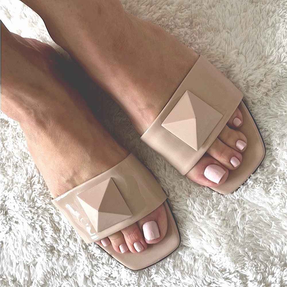 Valentino patent sandel. Neutral color . 39